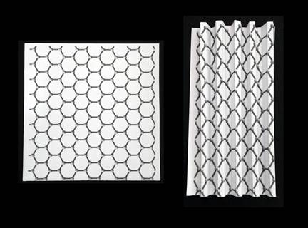 As folhas de papel, com o desenho de átomos organizados em uma estrutura semelhante à de favos de mel, ilustra as diferenças geométricas entre grafeno e o fosforeno (uma única camada de fósforo negro). No grafeno (esquerda) os átomos de carbono estão todos no mesmo plano, formando uma folha esticada. No fosforeno (direita) a folha de átomos de fósforo tem uma estrutura sanfonada, como se tivesse sido dobrada como um origami, dando características anisotrópicas ao material.