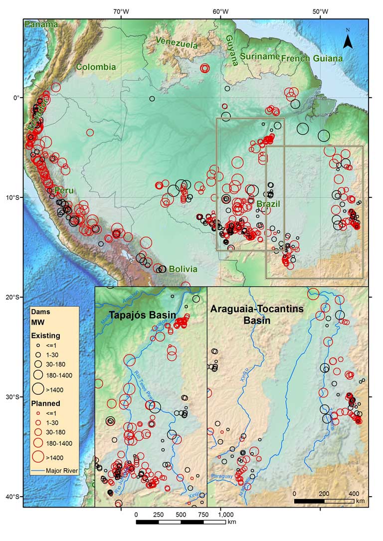 Mapa que mostra a distribuição de barragens na Amazônia, com o tamanho do círculo que representa a potência. Círculos vermelhos mostram onde centenas de represas foram propostas, com concentrações elevadas nas regiões de cabeceiras dos Andes e da bacia do Tapajós. Foto: Cortesia/ Alexander lees