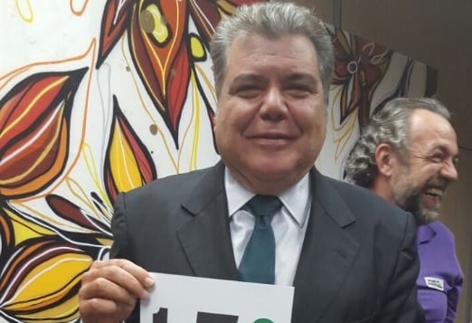 O ministro Sarney Filho (Meio Ambiente) segura cartaz da campanha 1.5: o recorde que não devemos quebrar, lançada nesta quinta-feira no Rio