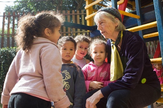 Ute Craemer interagindo com crianças: “Uma cidade em que todos brincam seria mais criativa e artística.”Reprodução